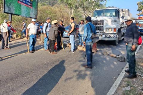 Reportan bloqueos en carreteras este martes