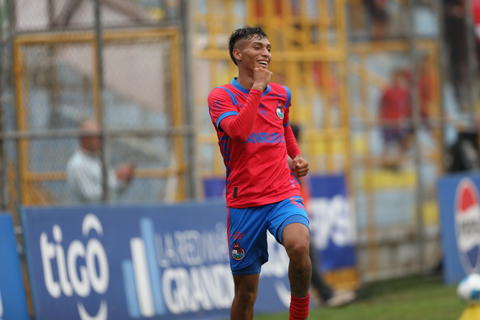 Rudy Mu&ntilde;oz de Municipal emociona al entregar casa a su madre tras a&ntilde;os de esfuerzo