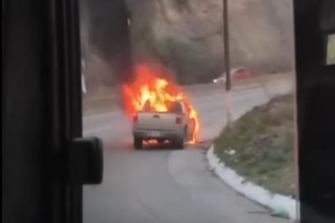 Se salvan de quedar atrapados dentro de su auto tras incendio (video)