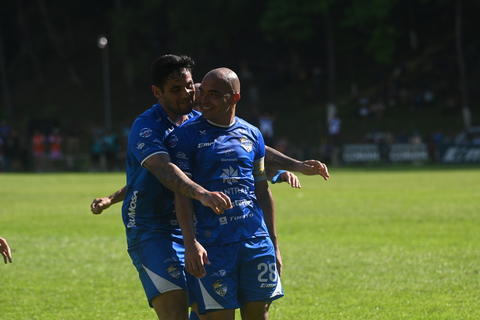 Janderson Pereira recibe el primer premio al Jugador del Partido en la fase final