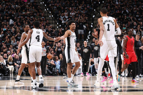 Wembanyama lidera a los Spurs a semifinales del Oeste tras vencer a Portland