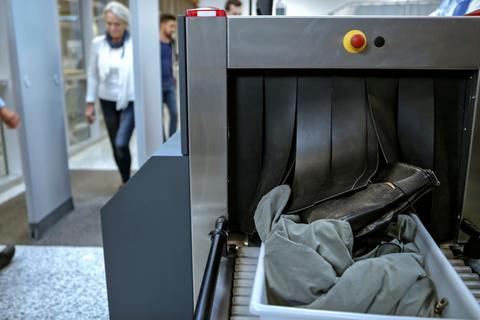 &iexcl;A partir de hoy! Pasajeros del Aeropuerto La Aurora ya no deben quitarse los zapatos