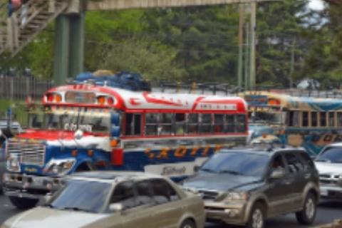 Establecen tarifa m&aacute;xima del transporte p&uacute;blico por aumento de la gasolina