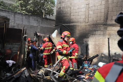 Mujer fallece durante un incendio estructural en Mixco
