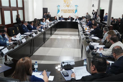 Congreso cambia agenda y deja fuera propuesta de combustibles 