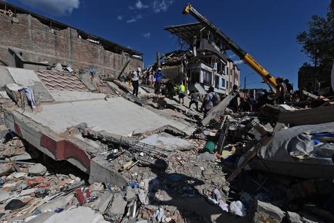 FUERTE VIDEO: intent&oacute; evacuar edificio pero muri&oacute; en el terremoto de Colombia