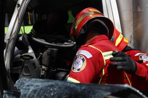 VIDE0: conductor queda atrapado en un cami&oacute;n tras fuerte accidente en el Perif&eacute;rico