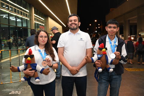 Estudiantes del Colegio Castillo C&oacute;rdova ganan medallas en Bali, Indonesia