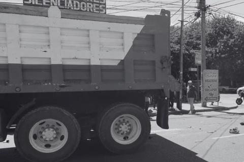 Fatal accidente: conductor fallece al ser arrollado por cami&oacute;n en la zona 3