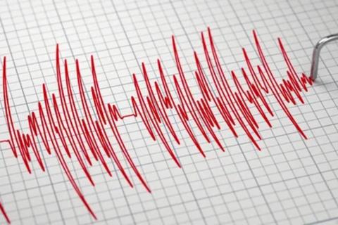 Espa&ntilde;a registra fuerte sismo que deja da&ntilde;os materiales