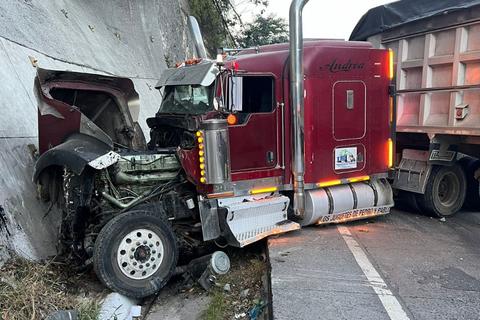 &iexcl;Multado! Tr&aacute;iler accidentado en la Villalobos no tiene limitador de velocidad