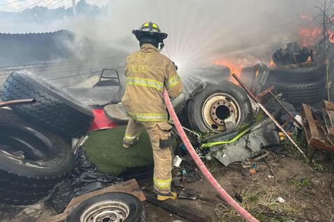 Bomberos controlan incendio que afect&oacute; cuatro viviendas en San Miguel Petapa