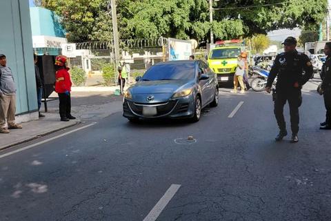 &iexcl;Disparan a veh&iacute;culo! Conductora sufre asalto a mano armada en zona 10