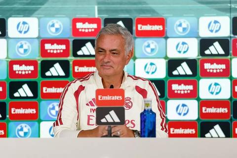 Mourinho: 'La plantilla est&aacute; cerrada y no tengo ninguna petici&oacute;n'