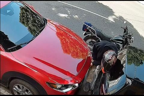 &iexcl;En segundos! Conductor se roba el emblema de un auto en plena zona 12 (video)