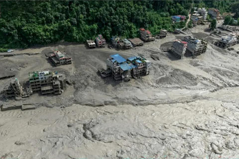 Rescatan a ni&ntilde;a tras pasar 60 horas atrapada en inundaciones de Nepal