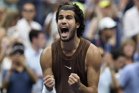 Carlos Alcaraz debuta con triunfo y comienza la defensa del US Open