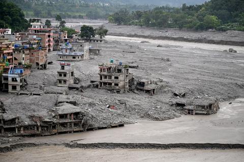 &iexcl;Sigue en aumento! Sube a 955 la cifra de muertos por riada en Nepal y China