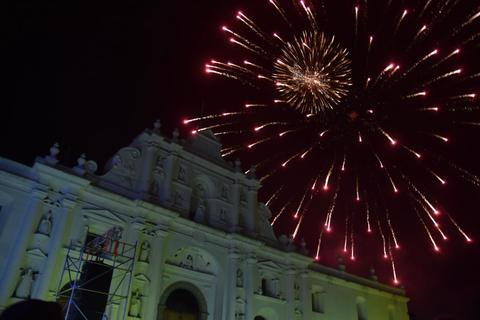 Guatemaltecos reciben el 2026 con show de luces en Antigua Guatemala