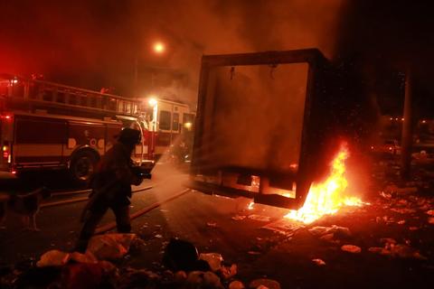 Cami&oacute;n recolector se incendia debido a quema de pirotecnia por A&ntilde;o Nuevo