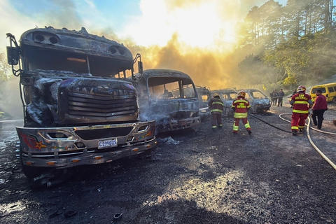 Buses se incendian en el interior de un predio en Santa Catarina Pinula (videos)