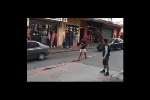 Prendi&oacute; una ametralladora en plena calle y termin&oacute; provocando un accidente (video)