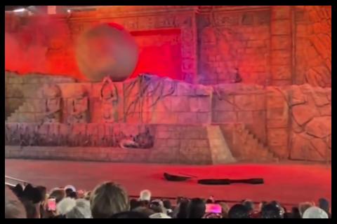 Empleado es golpeado por roca gigante en pleno show de Disney (video)
