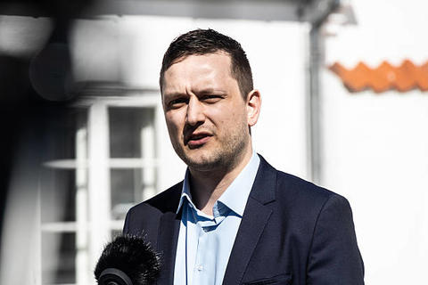 Primer ministro de Groenlandia insta a mantener la calma tras anuncio de Trump