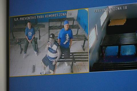 Pandilleros recapturados fuman mientras esperan audiencia por fuga