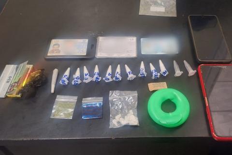 Capturan a hombre que transportaba drogas y dinero en efectivo, en la zona 10