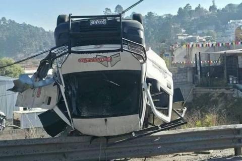 Accidente de tr&aacute;nsito en Quetzaltenango deja tres heridos (video)
