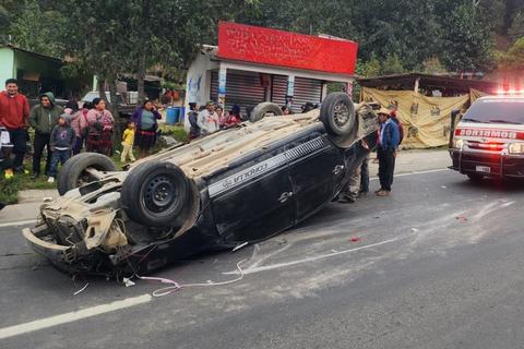 Triple colisi&oacute;n deja carros volcados en la ruta Interamericana