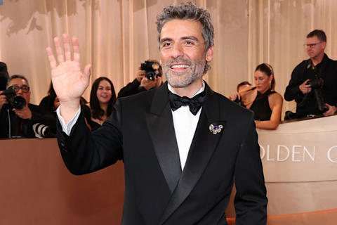 Oscar Isaac se luce en la alfombra de los Golden Globes 
