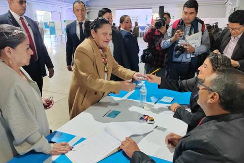 Consuelo Porras entre las primeras en votar en elecci&oacute;n del CANG