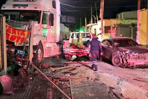 Video: Conductor se pasa un alto, impacta contra tr&aacute;iler y huye del lugar 