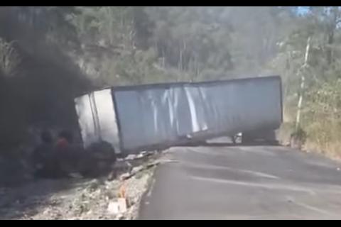 &iexcl;Queda cruzado! Conductor de tr&aacute;iler se accidenta camino a Jutiapa (video)