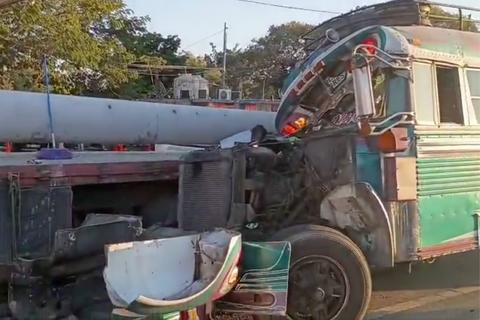 Colisi&oacute;n entre autob&uacute;s y tr&aacute;iler deja varios heridos en ruta al Atl&aacute;ntico (video)