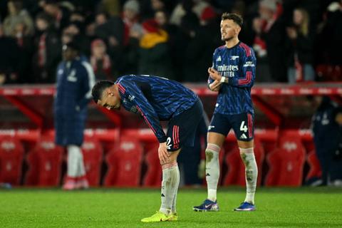 Arsenal no puede en su visita al Nottingham Forest y no aprovecha tropezones rivales
