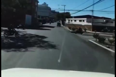 Momento en que conductor impacta contra un tr&aacute;iler en zona 13 (video)