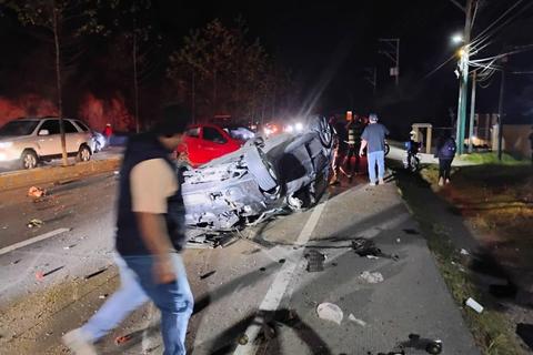 Veh&iacute;culos colisionan y uno de ellos termina volcado en ruta a San Lucas Sacatep&eacute;quez