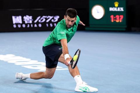 Un imperial Djokovic se estrena en Australia con victoria