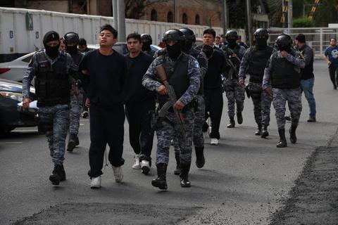 Esposados de pies y manos: as&iacute; trasladan a capturados por atacar a PNC