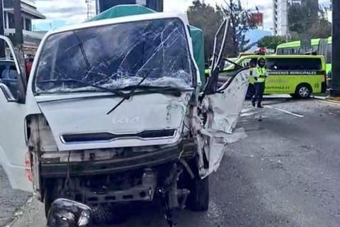 Cami&oacute;n vuelca al colisionar con pasarela en la Aguilar Batres (video)