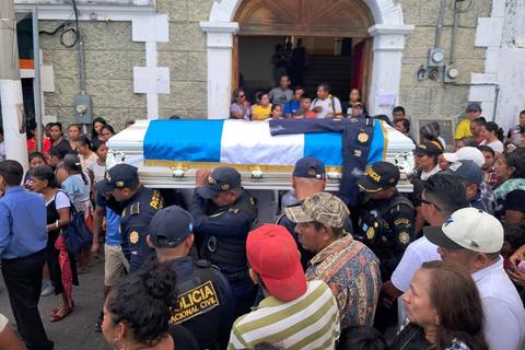 Multitud da el &uacute;ltimo adi&oacute;s a PNC que era originario de Guazacap&aacute;n (video)