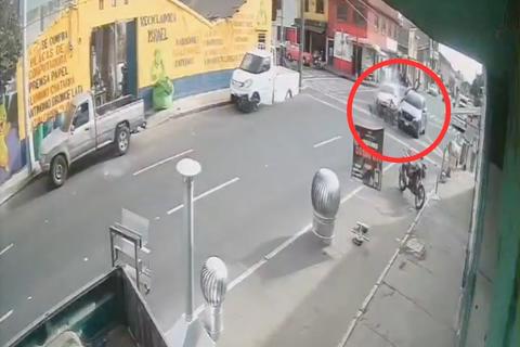 M&uacute;ltiple colisi&oacute;n queda grabada y deja dos heridos en zona 12 (video)