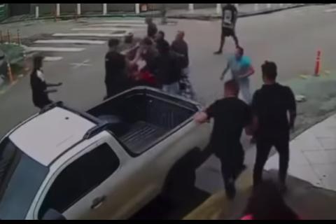 Vecinos golpean a hombre que intent&oacute; cometer un asalto (video)