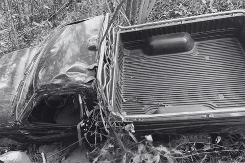 Picop cae a una hondonada y una mujer queda fallecida