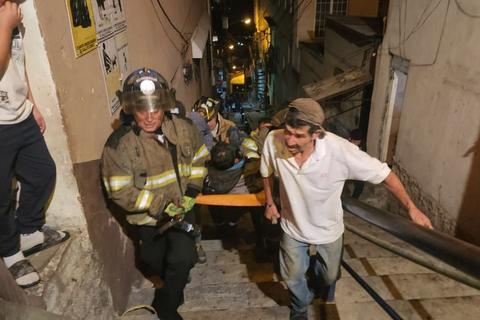 Rescatan a familia que se encontraba dentro de vivienda en llamas en zona 3 (videos)