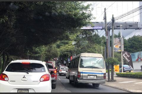 Sorprenden a otro conductor con peligrosa maniobra en San Crist&oacute;bal (video)