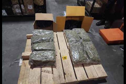 Incautan cajas con marihuana en bodegas de encomiendas de zona 12